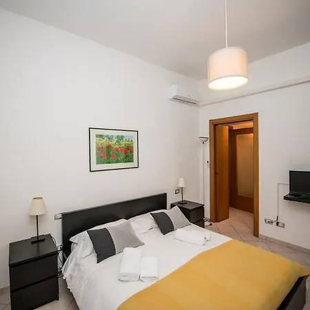 Metro 4 - Grazioso Bilocale Accogliente Apartman