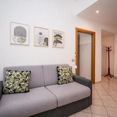 Metro 4 - Grazioso Bilocale Accogliente Apartman
