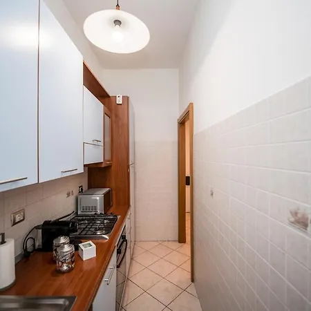 Metro 4 - Grazioso Bilocale Accogliente Apartman