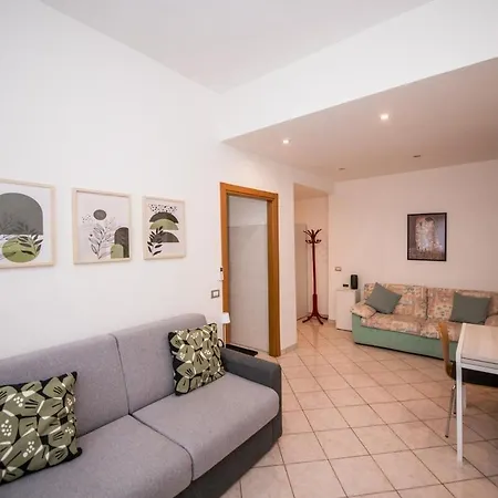 Metro 4 - Grazioso Bilocale Accogliente Apartman